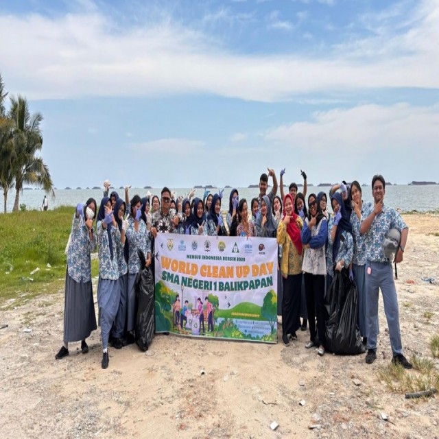 Dari Hulu ke Hilir: World Clean Up Day SMA Negeri 1 Balikpapan
