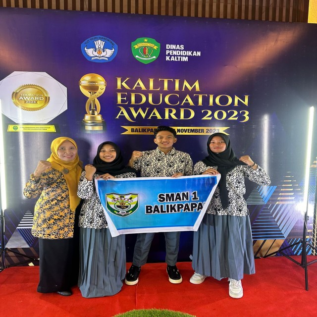 TIGA SISWA SMAN 1 BALIKPAPAN RAIH AWARD KEA 2023