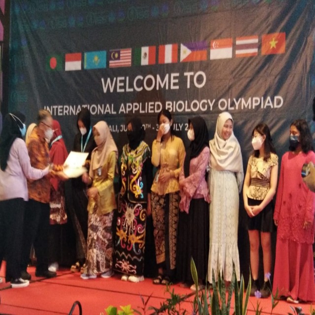Medali Perunggu IABO 2022 untuk Siswi SMAN 1 Balikpapan